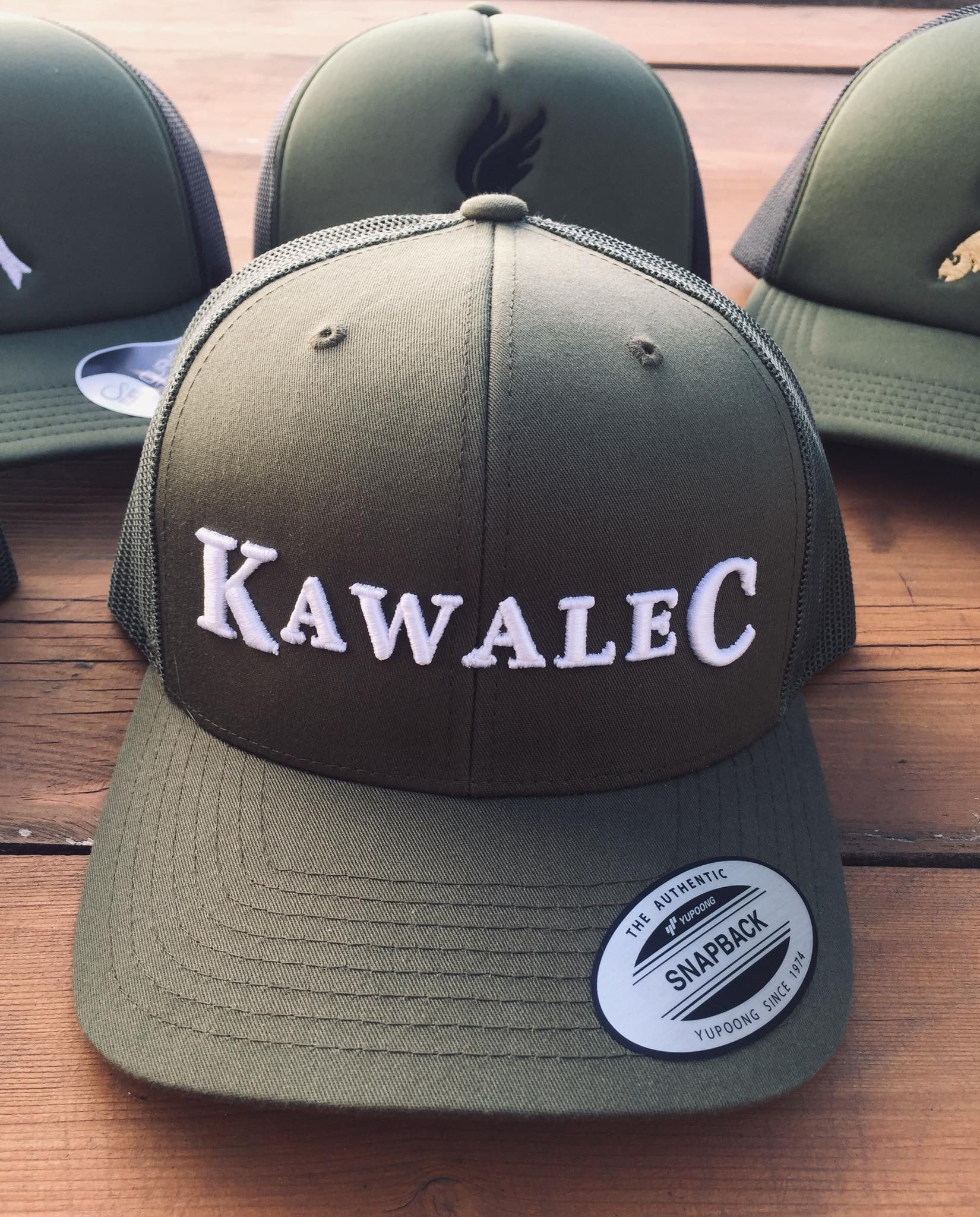 Czapka KawaleC w kolorze khaki z białym napisem KawaleC