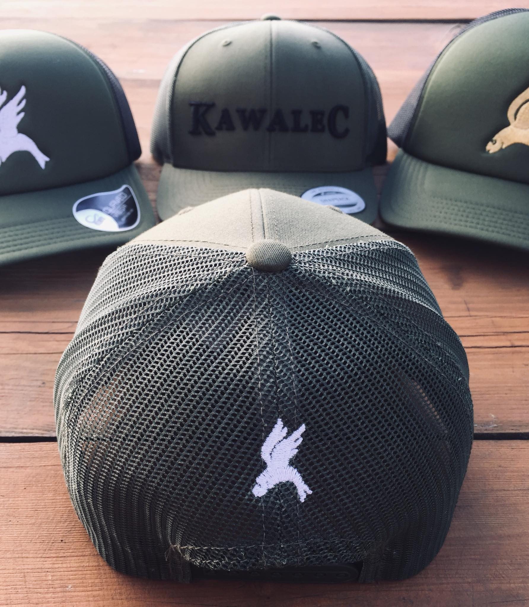 Tył czapki KawaleC — siatka trucker z małym logiem